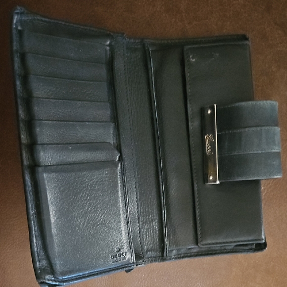 Gucci Black Wallet with Gold Detail - Picture 2 of 3